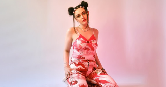 New Music: esmerelda – Too Much New Music: esmerelda – Too Much